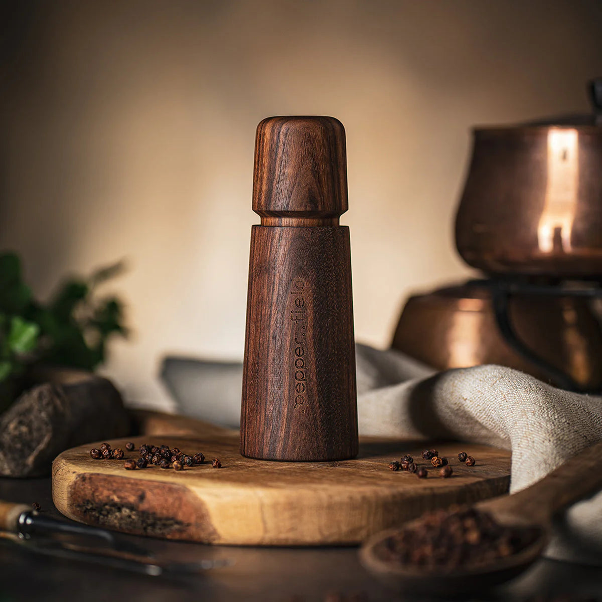 Hnědý skandinávský mlýnek na pepř (17 cm) + červený pepř (20 g zdarma)