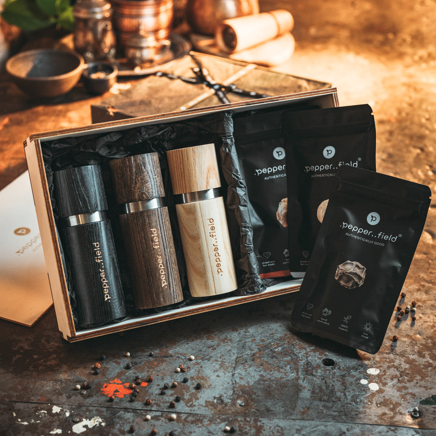 Ensemble de 3 moulins + 3 sachets de poivre de Kampot (3× 50 g) dans un énorme coffret cadeau