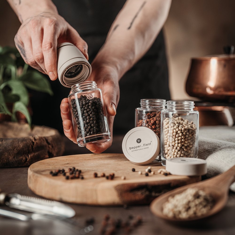 Mlýnek na pepř CrushGrind se 2 skleněnými zásobníky a 3× 50 g pepře