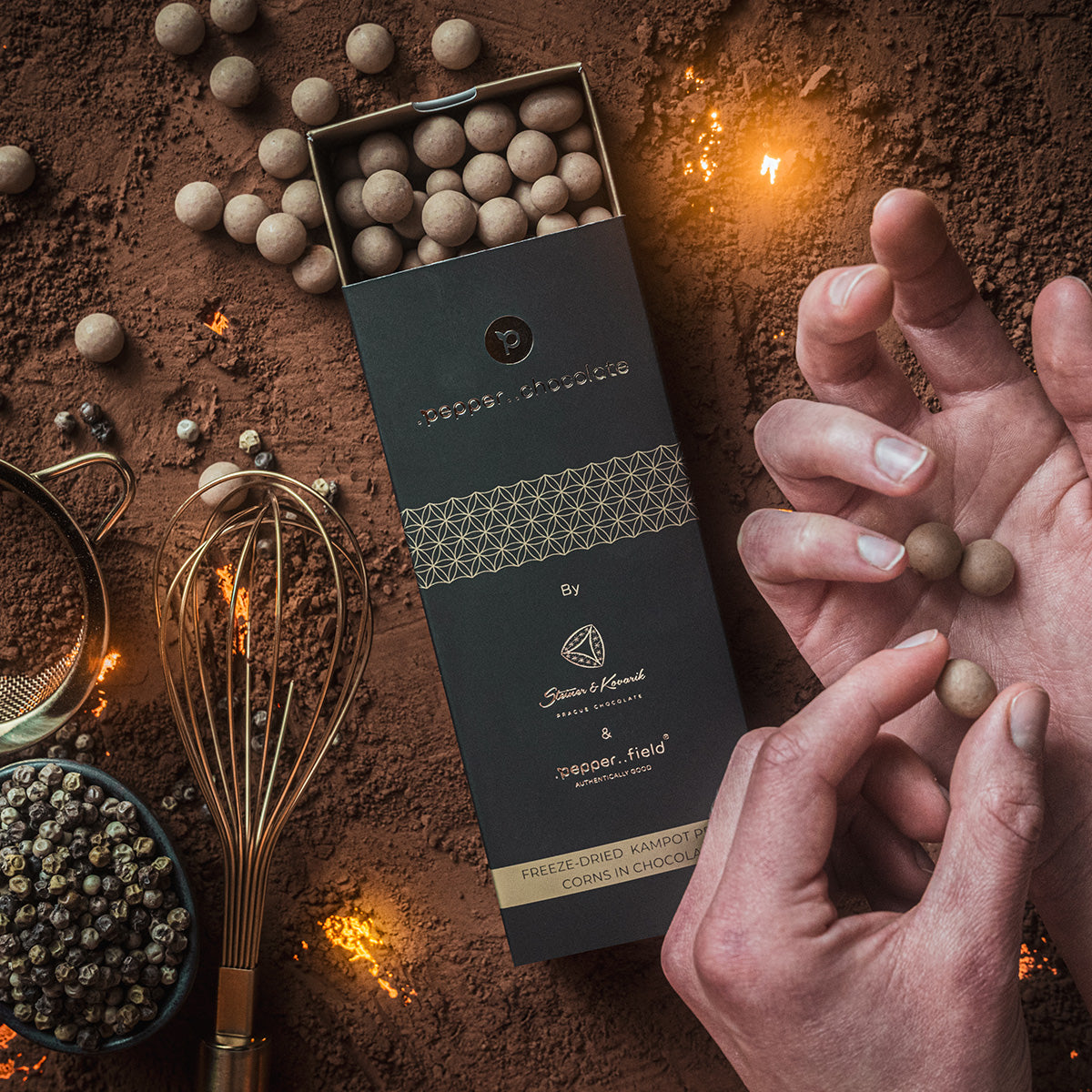 Zlaté čokoládové dražé s lyofilizovaným Kampotským pepřem – .pepper..chocolate