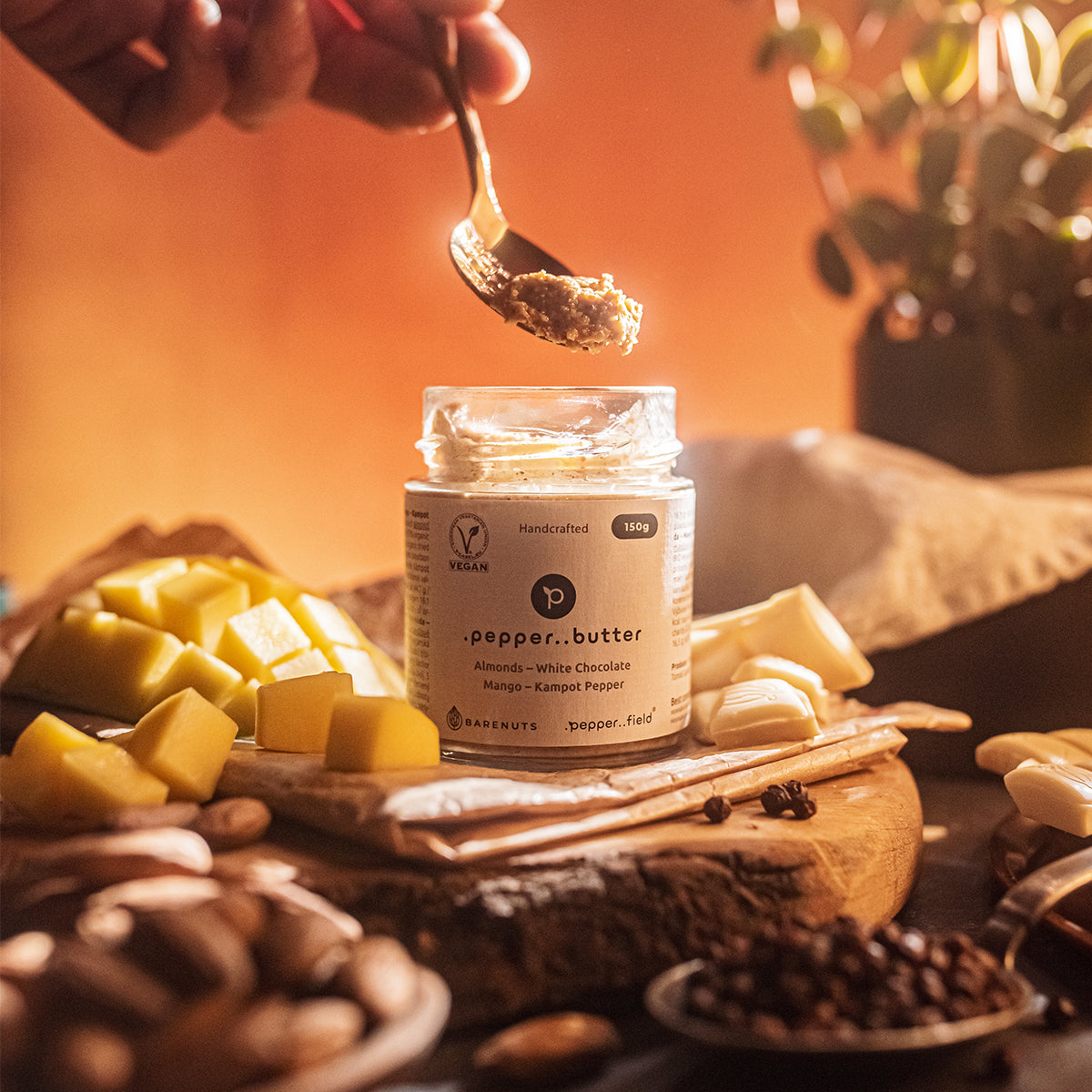 Mandlové máslo s bílou čokoládou, mangem a Kampotským pepřem 150 g