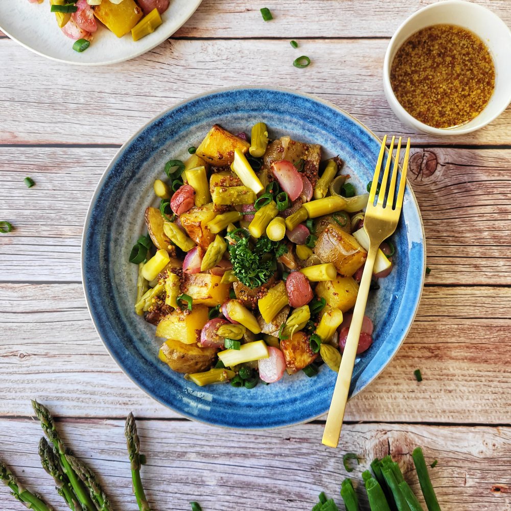 Salát s pečenými bramborami a chřestem