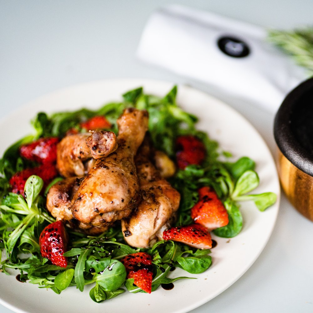 Kuřecí stehna na Kampotském pepři se salátkem s jahodami a balzamikovým octem