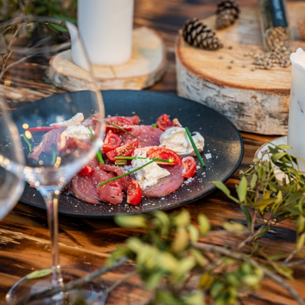 Carpaccio z tuňáka s burratou, cherry rajčaty a bílým Kampotským pepřem