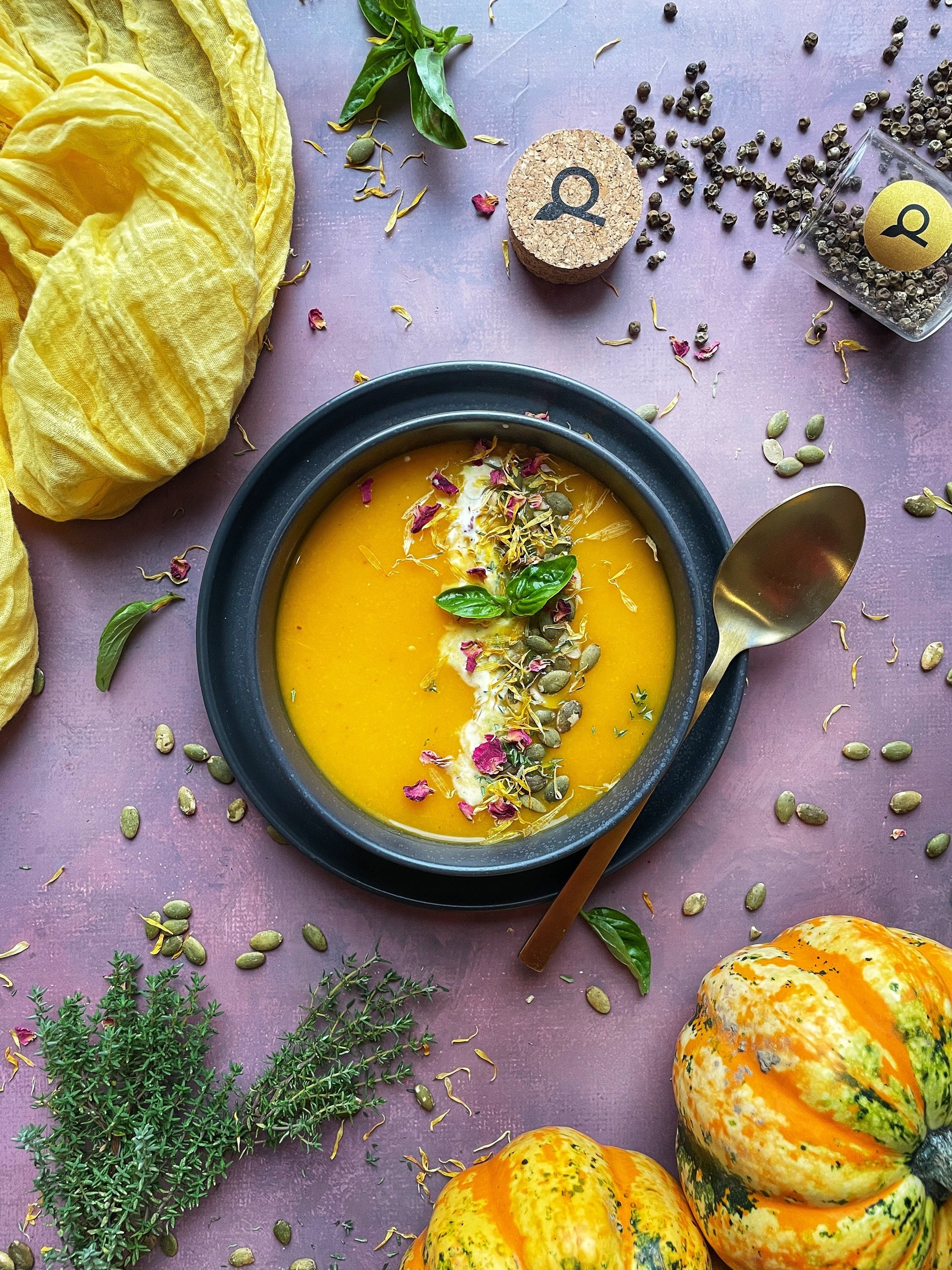 Dýňová polévka s pomerančem a lyofilizovaným Kampotským pepřem