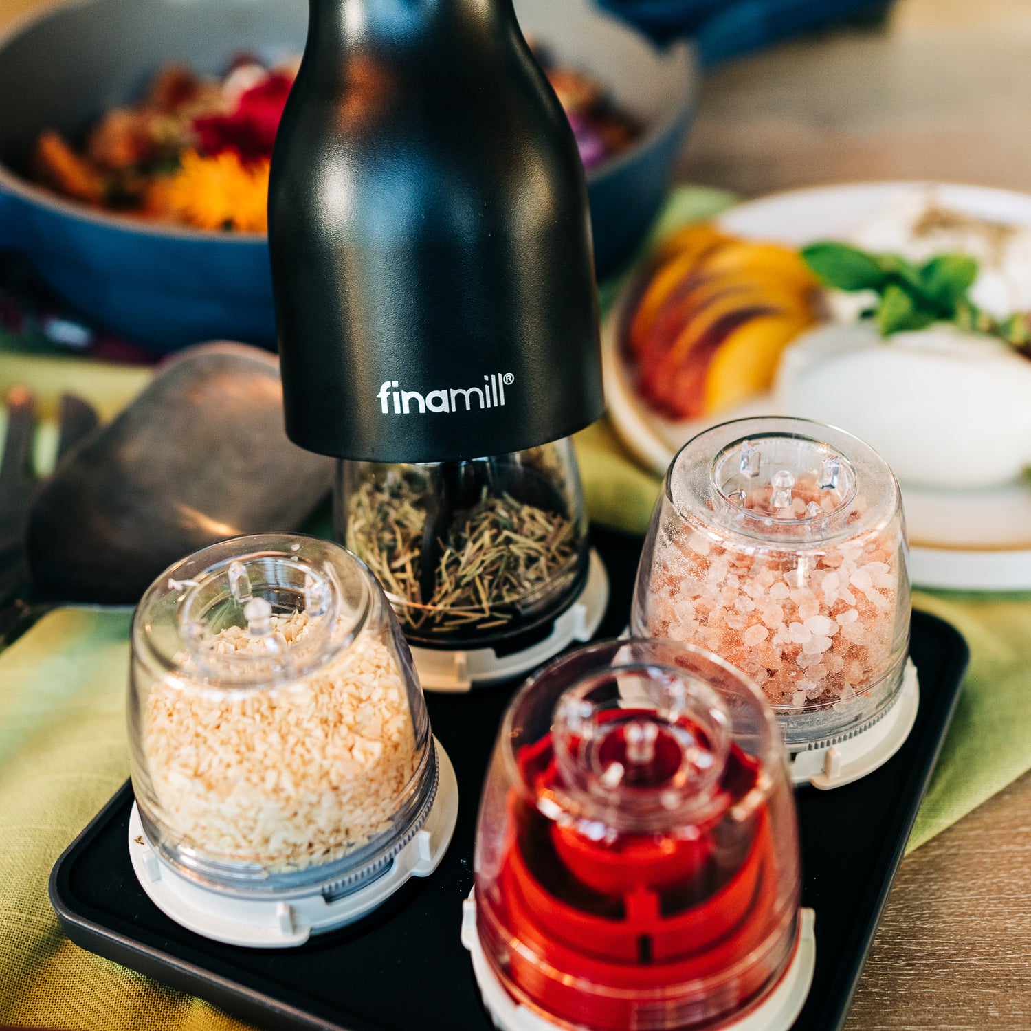 Maxi darčeková sada FinaMill – matný čierny dobíjací mlynček so štyrmi zásobníkmi a podstavcom 